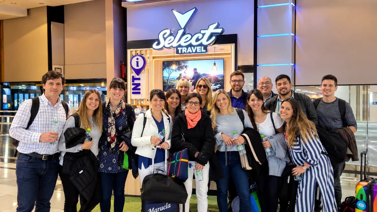 Grupo de viagem reunido antes da saída, com a sinalização do operador