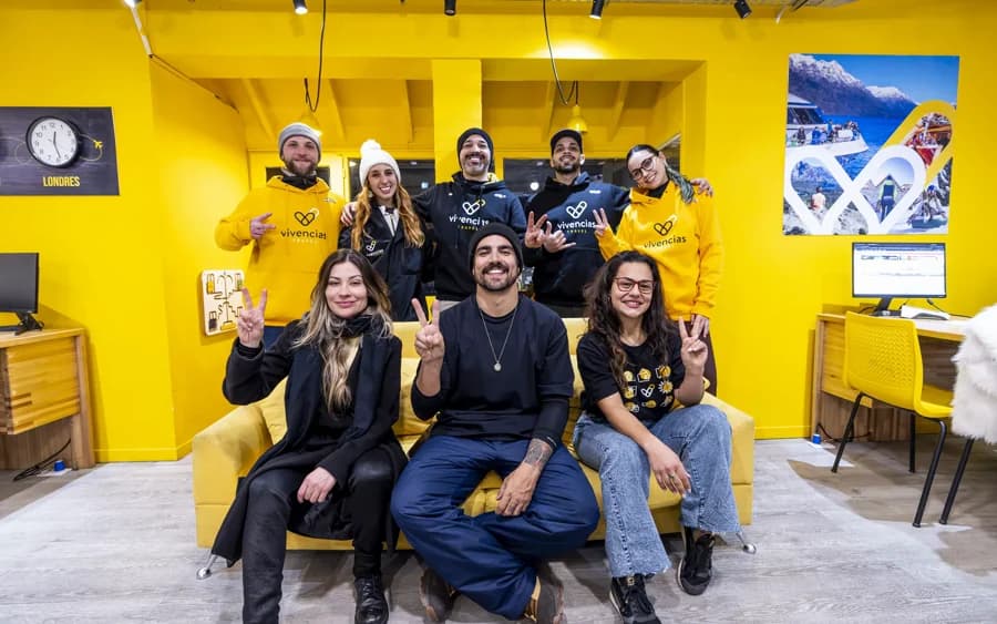 Parte da equipe da Vivencias Travel reunida em um de seus escritórios