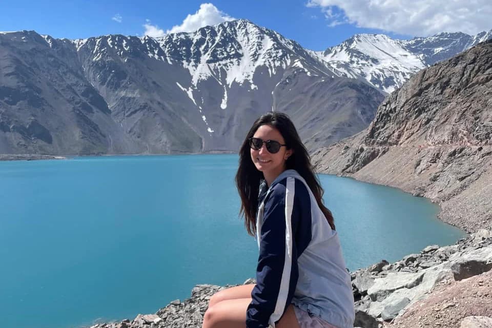 El agua turquesa del Embalse El Yeso rodeada de montañas nevadas, en el Cajón del Maipo