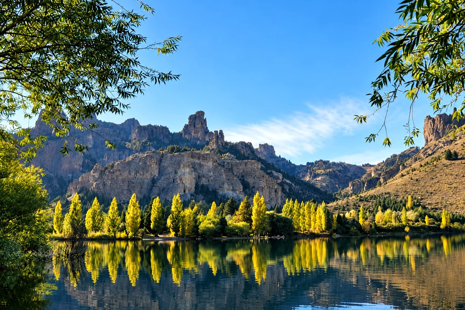 Río entre formaciones rocosas y álamos amarillos, en otoño